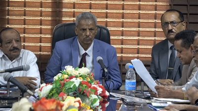 محافظ لحج يؤكد الالتزام بالإصلاحات الاقتصادية ويناقش تقارير خدمية