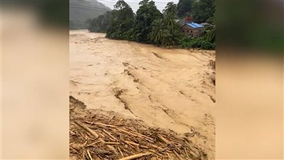 عشرات القتلى والمفقودين بفيضانات وانهيارات أرضية في إندونيسيا