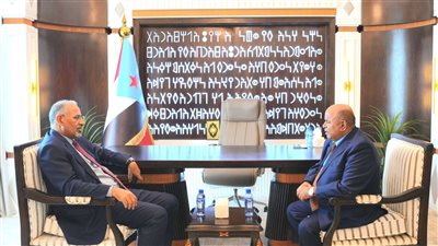 الرئيس الزُبيدي يلتقي محافظ حضرموت الجديد سالم الخنبشي