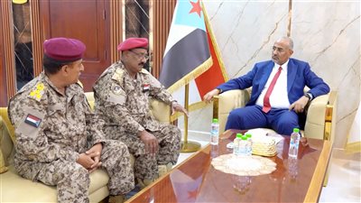 الرئيس الزُبيدي يشيد بحالة الاستقرار في سقطرى ويؤكد أهمية تعزيز الجاهزية الأمنية والعسكرية