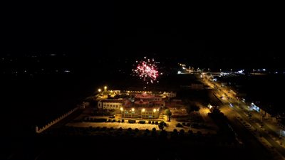 أبناء أبين يضيئون السماء بالألعاب النارية احتفالاً بتحرير وادي وصحراء حضرموت