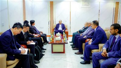 الرئيس الزُبيدي يبحث مع القائم بأعمال السفير الصيني تعزيز العلاقات الثنائية ودعم جهود التنمية