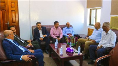 الكثيري يتفقد فرع البنك المركزي بسيئون