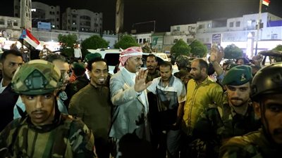 الرئيس الزُبيدي يتفقد مخيمات الاعتصام المفتوح بساحة العروض في العاصمة عدن