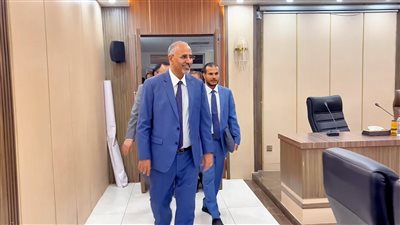 الرئيس الزُبيدي يتفقد سير العمل بديوان عام وزارة الزراعة والري والثروة السمكية وقطاعاتها