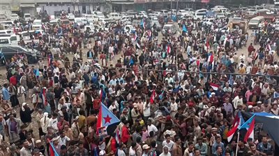 مهرجان جماهيري في ساحة الحرية والاستقلال بحوطة لحج مطالبا بإعلان الاستقلال 