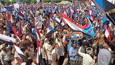 وفد أبناء الصبيحة يصل إلى ساحة العروض للمطالبة بإعلان استقلال دولة الجنوب العربي