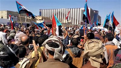 وفد من أبناء مديريات حبان ورضوم ودهر يصل لمخيم الاعتصام في عتق