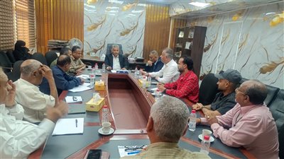 أمين عام محلي عدن يبحث ضبط ومراقبة أسعار الأسماك في عدن