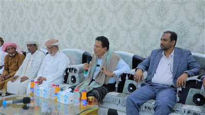 محافظ المهرة يبحث تعزيز الاستقرار وأجواء التهدئة مع شيوخ وأعيان المحافظة