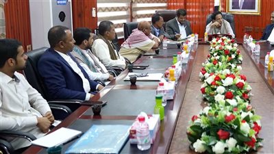 محافظ المهرة يبحث تنسيق الجهود بين السلطة المحلية والقوى السياسية لتعزيز الأمن والاستقرار