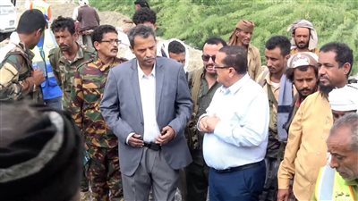 بدعم إماراتي.. محافظ أبين يدشن أعمال سفلتة طريق الحصن - سد حسان 