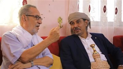 رئيس حلف قبائل حضرموت يزور أسرة شهيد الهبة الشعبية عمر علي بازنبور بالمكلا