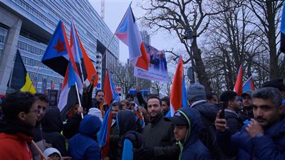 الجاليات الجنوبية تحتشد أمام البرلمان الهولندي في لاهاي وتجدد التفويض للرئيس الزُبيدي