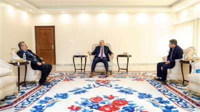 الرئيس الزُبيدي يشدد على أهمية تطوير البنى التحتية لمطار عدن الدولي