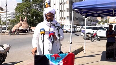 جموع من المصلين يؤدون صلاة 