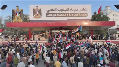 تواصل الحشود الجماهيرية في ساحة الاعتصام المفتوح بالعاصمة عدن