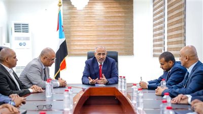 الرئيس الزُبيدي يتفقد جاهزية وزارة الاتصالات وتقنية المعلومات ويؤكد أهمية تطوير القطاع